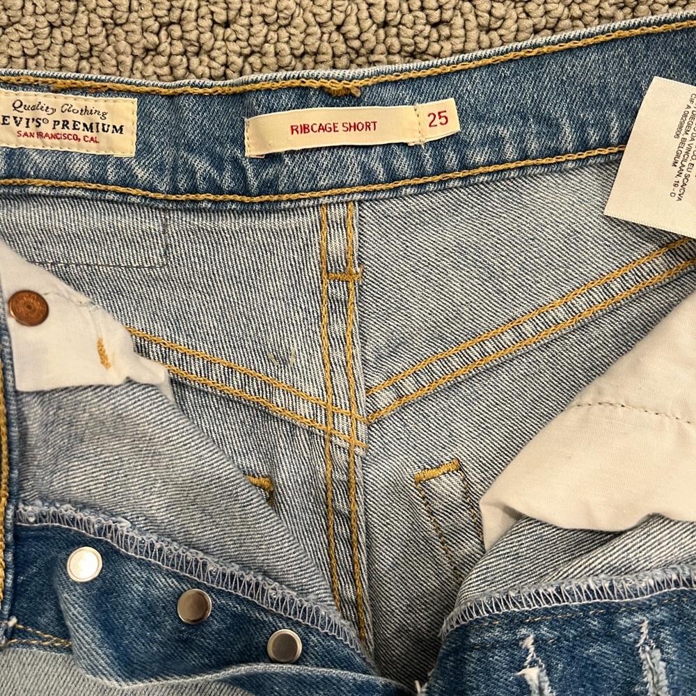 Levi’s Ribcage Shorts - Picture 3 of 3